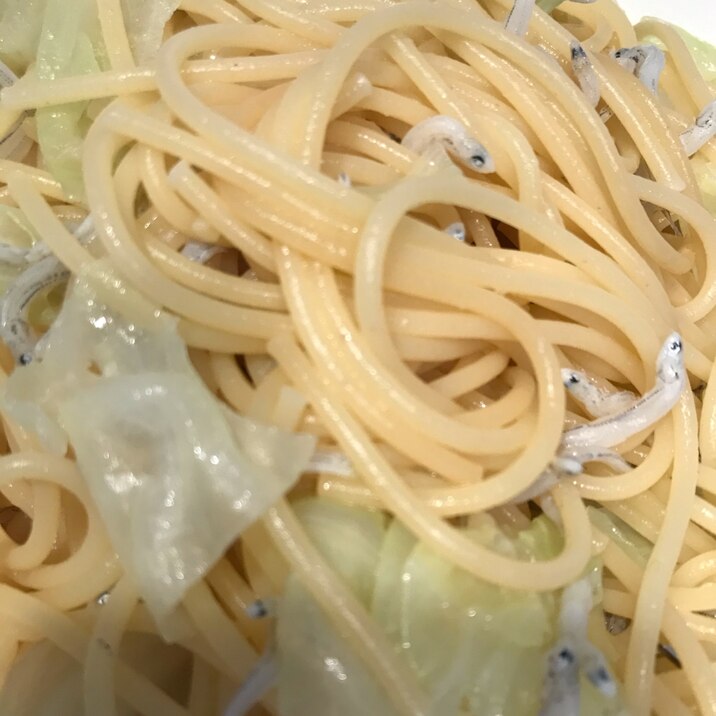 ワンパンで簡単!しらすとキャベツのバター醤油パスタ
